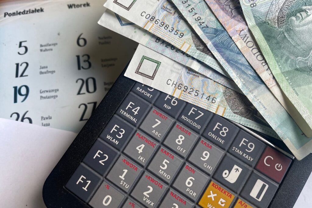 Banknoty złotówkowe, kalkulator i kalendarz – płaca minimalna 2027
